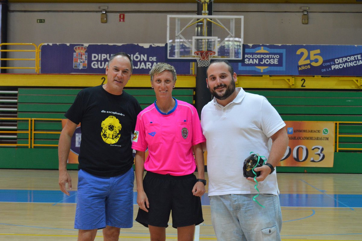 Escopitos's tweet photo. ⚽️🏆 La Peña @BO2Guada fue la ganadora por segundo año seguido del Torneo Interpeñas de Fútbol Sala al ganar en la final a la @AsociacionBuey 🥅

Un Torneo que contó con Erundino Alonso, pregonero de las #FeriasGuada2019, para el saque inicial 💣📺

#Escopitos2019 🧡🍯 https://t.co/u0wQXtAwPm