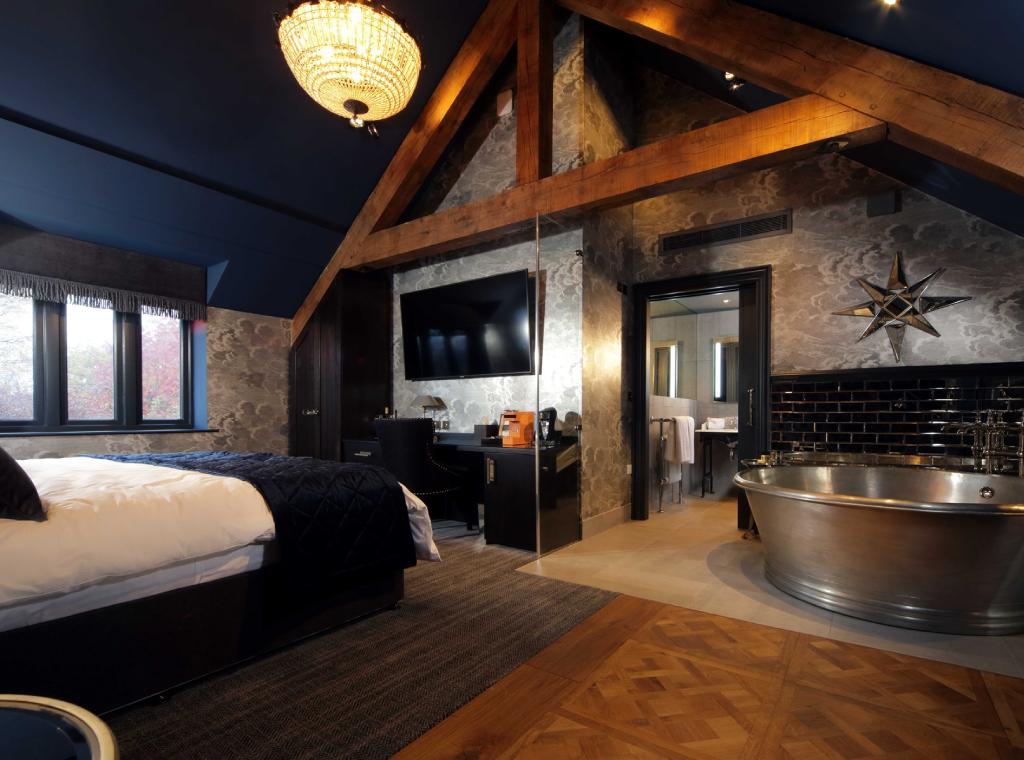 You’ll believe it when you see it. In our Pigs might fly room, the full wall is beautifully upholstered as is the headboard to your 7-foot bed. Touches of glamour include a round nickel-finish freestanding bath - ready for your long soak. See you soon. Oink oink…