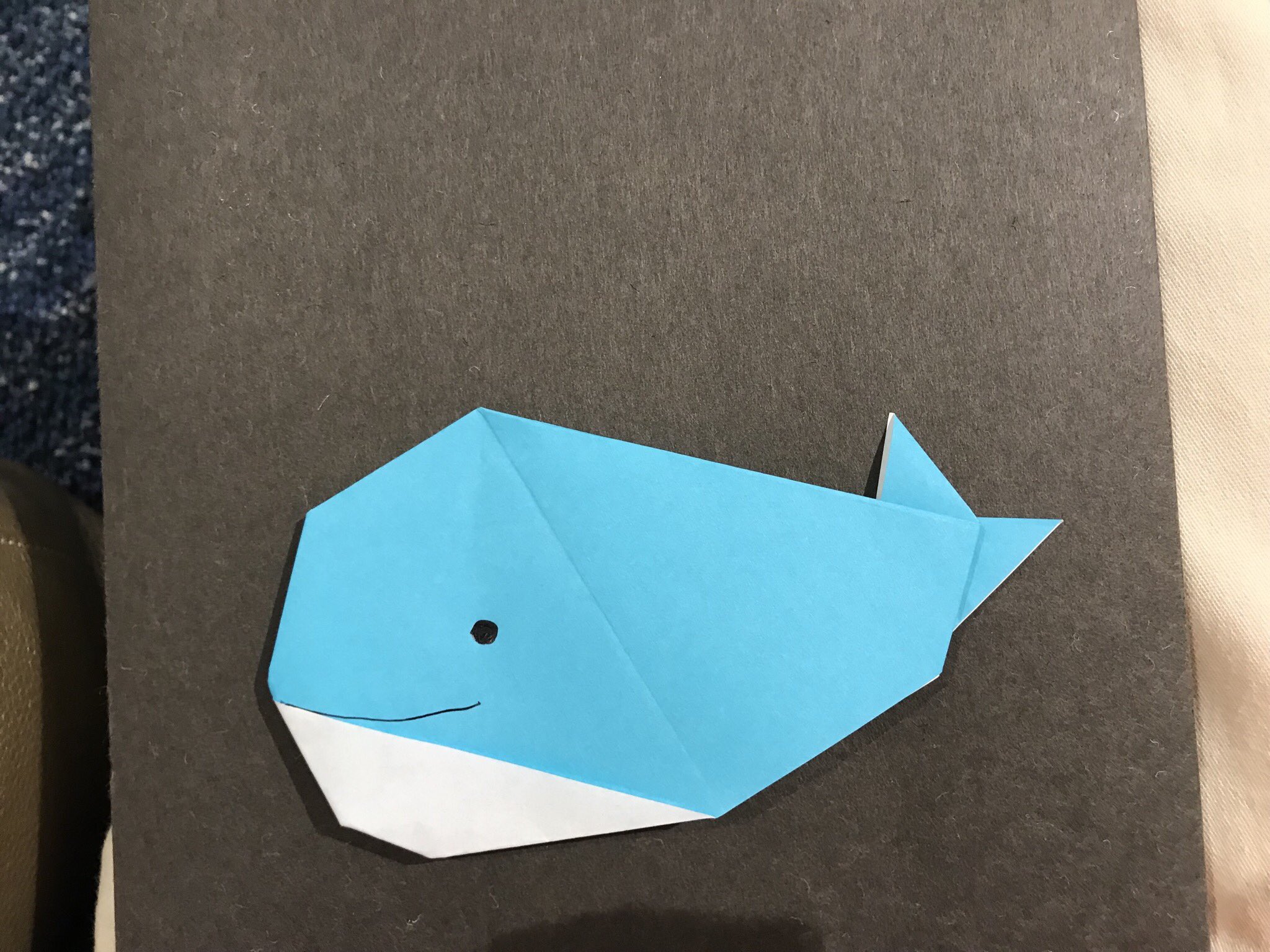 折り紙作家カミキィ 新刊 贈り物おりがみ 発売中 Pa Twitter 待合室のはしっこに移動しておりがみしてます 海老フライみたいなクジラできた T Co Otqco8hxql Twitter