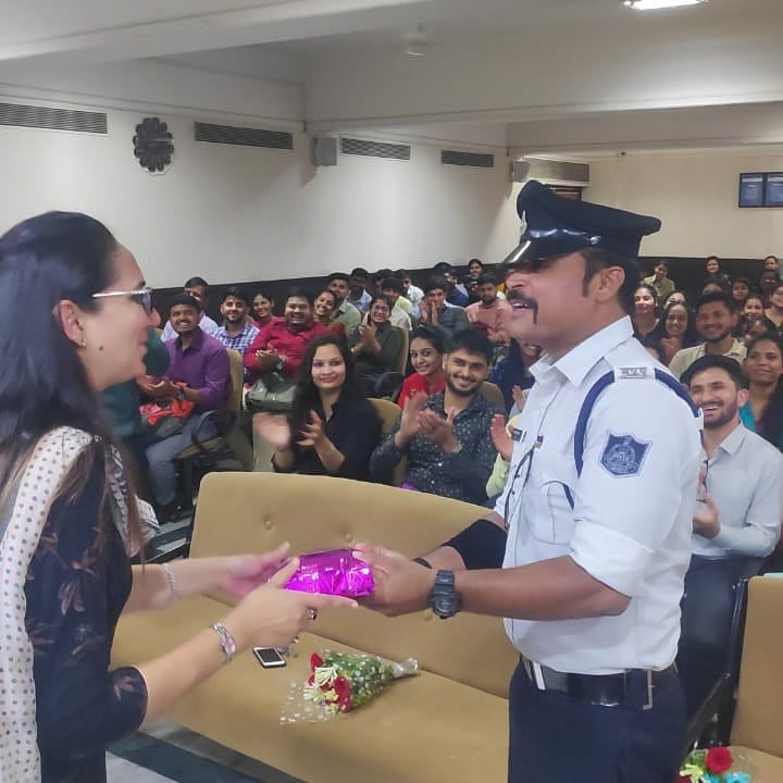 indore_police's tweet photo. #indore #indoreeknumber #indoretrafficpolice #indorepolice #trafficpolice #volunteers #pimr #prestigecollege #indore #FollowTrafficRules #trafficrules #drivesafe #WearHelmet #wearseatbelt #Vision2022 #ADGP #ADGPIndoreZone https://t.co/7DJcCrflC4