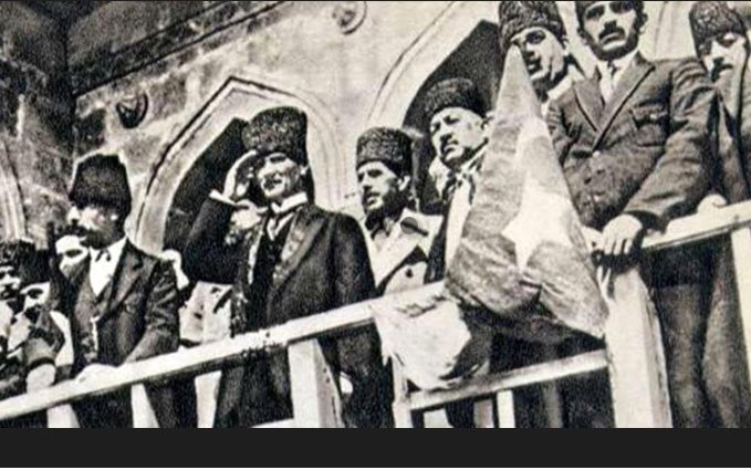 97 yıl önce bugün, güzel İzmir’imizi kanlarının son damlasına kadar savunup bizlere bahşeden; başta büyük insan ATATÜRK’ü, dava arkadaşlarını ve atalarımızı tüm minnettarlığımla saygıyla anıyorum.. Işıklar içinde uyuyun...
#9Eylül