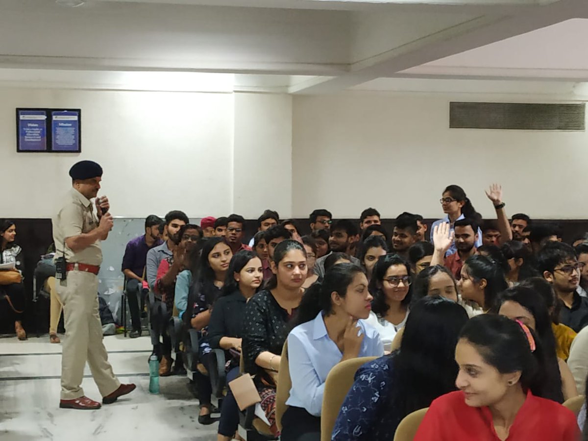indore_police's tweet photo. #indore #indoreeknumber #indoretrafficpolice #indorepolice #trafficpolice #volunteers #pimr #prestigecollege #indore #FollowTrafficRules #trafficrules #drivesafe #WearHelmet #wearseatbelt #Vision2022 #ADGP #ADGPIndoreZone https://t.co/7DJcCrflC4