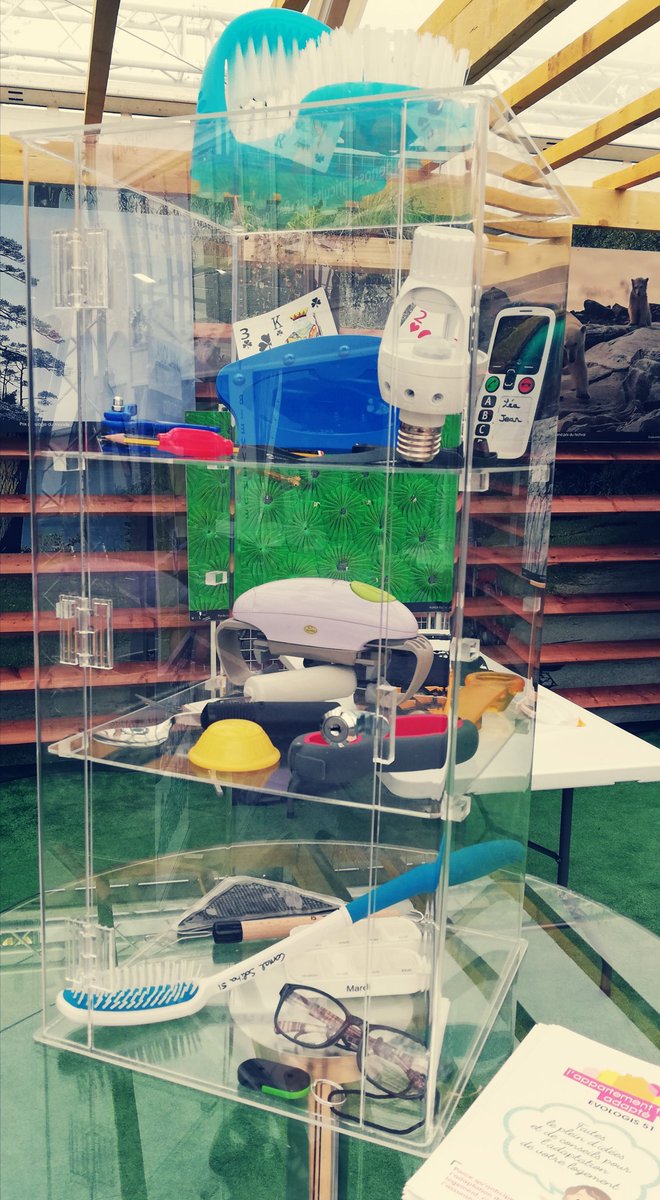 DptMarne's tweet photo. Le COMAL Soliha présente sur la #FoireChalons l'initiative Evologis 51, ainsi que divers objets pour faciliter le quotidien des #seniors. Des lunettes modifiées permettent de simuler certaines pathologies oculaires et de réaliser ce que perçoivent les personnes touchées. https://t.co/koKBOhm36c