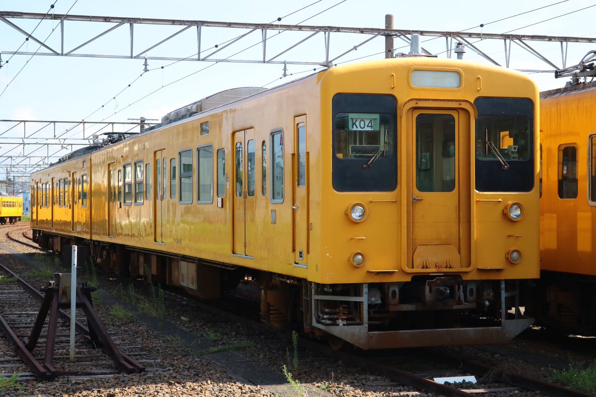 kyokito_181's tweet photo. 9/9 九州遠征①
下関総合車両所の廃車群留置線
西側より、
・105系ｾｷU08編成
・105系ﾋﾛK03編成
・105系ﾋﾛK05編成
・105系ﾋﾛK04編成

3ドアの115系はほぼ幡生に送られたらしく、廃車置場には105系しかいませんでした。
K編成は特に変わりなしですが、U08編成は幕も抜かれてしまってます。 https://t.co/b3giKfKKee