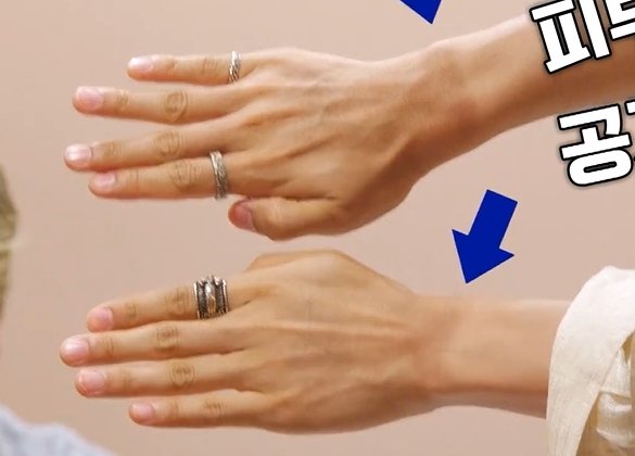 MySilverMoonHJ's tweet photo. Hyukjae's tanned hands after his holiday trip in Thailand 
#Eunhyuk #Hyukjae #은혁 #혁재 
#SJReturns3 #슈주리턴즈3 #SuperJunior #슈퍼주니어 
@AllRiseSilver @SJofficial https://t.co/GOZ0a0DKYa