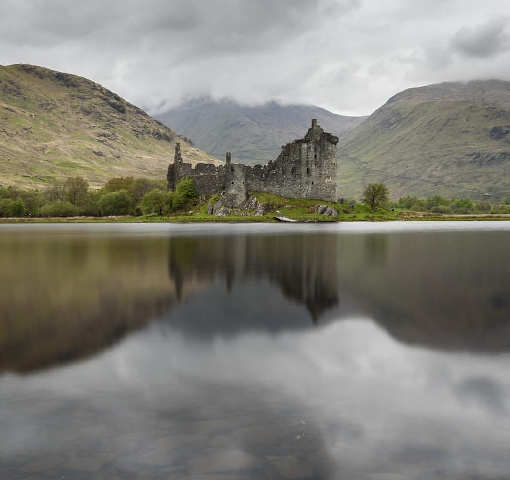 Welcome to a new post!
 Location: Kilchurn Castle
 ————————————-
 You can find the credits on our instagram page.
 .
 .
 .
 .
 .
 #scotland #reinounido #VisitScotland #highlandcollective #lovescotland #thisisscotland #instascotland #Ig #fog #lovesuk #uk #scotlandsites #landscape
