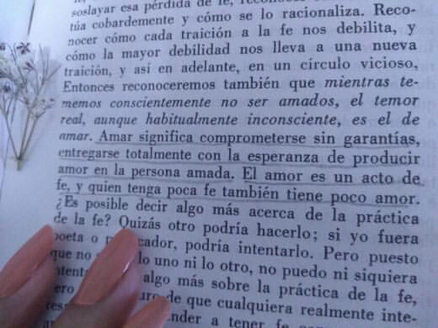 “Amar significa comprometerse sin garantías, entregarse totalmente con la esperanza de producir amor en la persona amada. El amor es un acto de fe...”
Libro. El arte de amar
Autor. Erich fromm
#cementeriodelibros