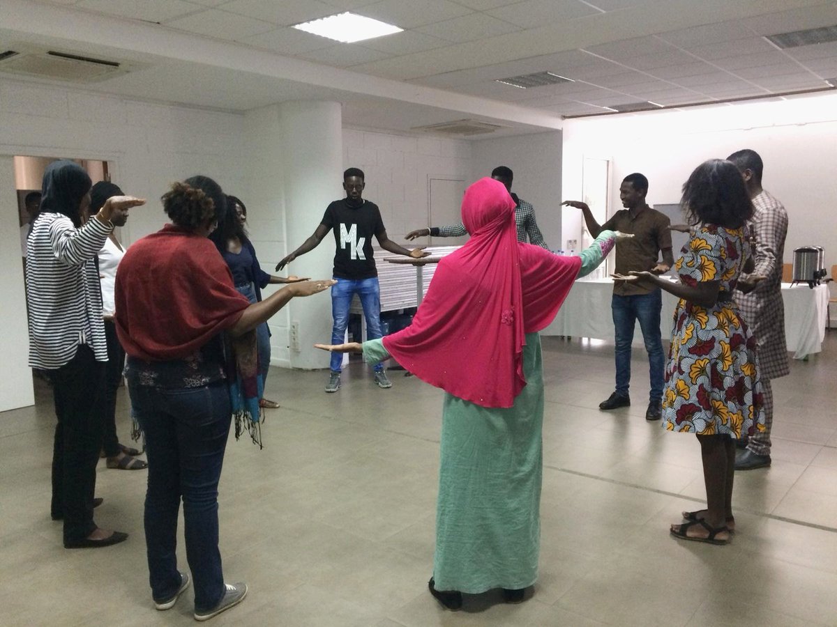 GI_Senegal's tweet photo. Premier jour du workshop avec les jeunes entrepreneurs du projet #Ayadalab. Adia Gnacko de @startupconcree  a animé cet atelier. @lydlik, la fondatrice de la marque @LydsDesign  était invitée à parler de son parcours d'entrepreneuse #startup #kebetu https://t.co/Lk2wlCOBVl