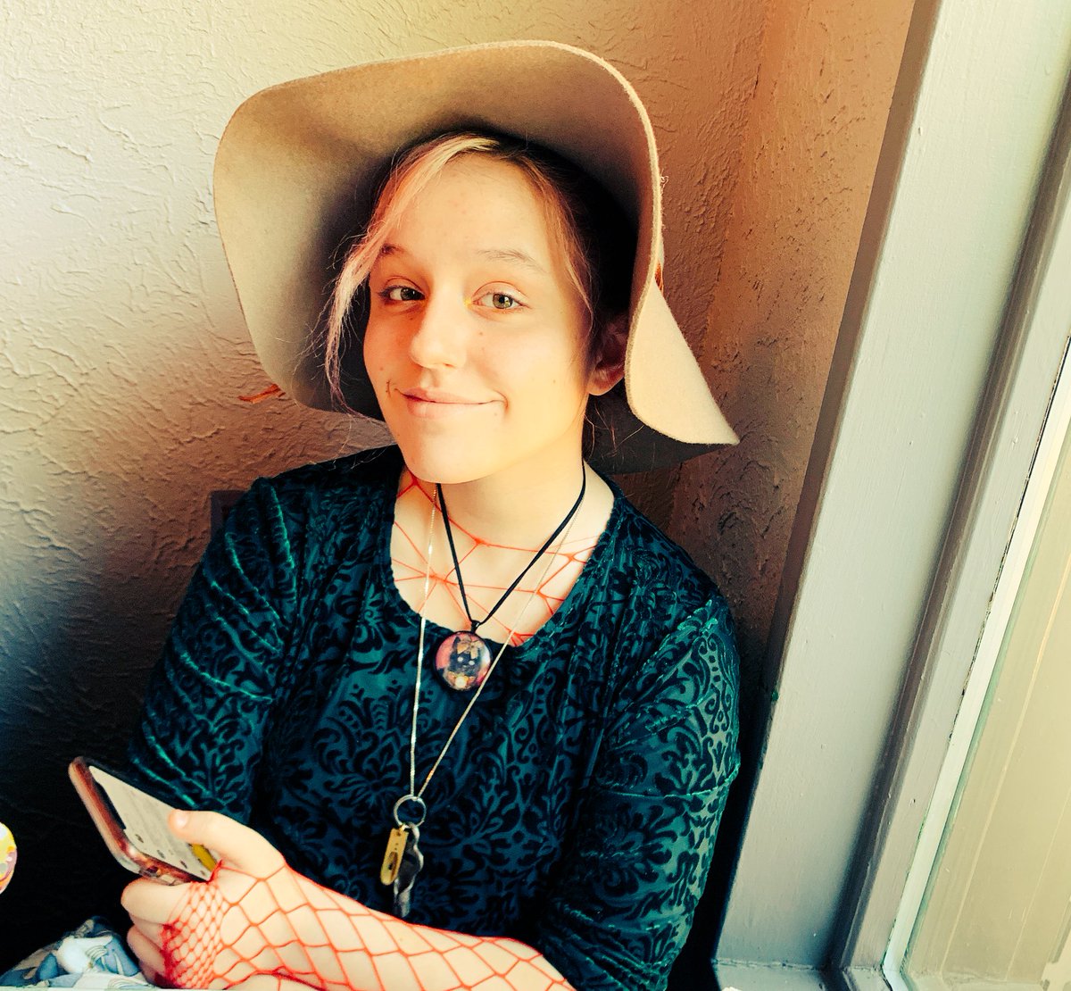 theemisunshine's tweet photo. Chill. In a corner. With a roller skate key. And a big floppy hat... #relax #brunch #sundayintennessee https://t.co/JDqmtxfdtr