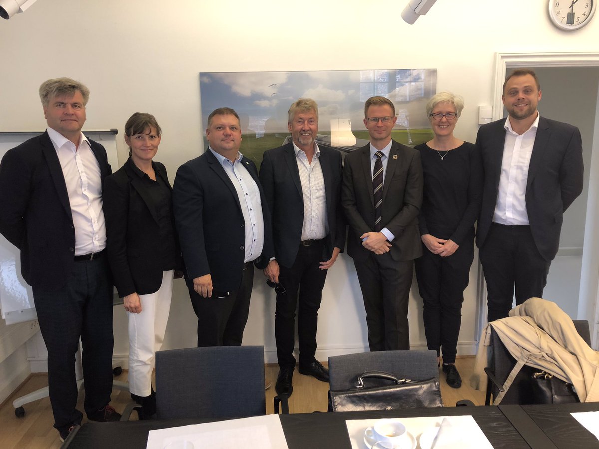 benediktekiaer's tweet photo. Frederikssund, Halsnæs, Gribskov, Hillerød, Fredensborg og Helsingør kommune til møde hos transportminister Benny Engelbrecht. Vi fremførtevores tre proriterede projekter - Frederikssundmotorvejen, forlængelse af Hillerødmotorvejen og forbedringer af Kystbanen. Godt møde👍#dkpol https://t.co/Iqbbpjvcop