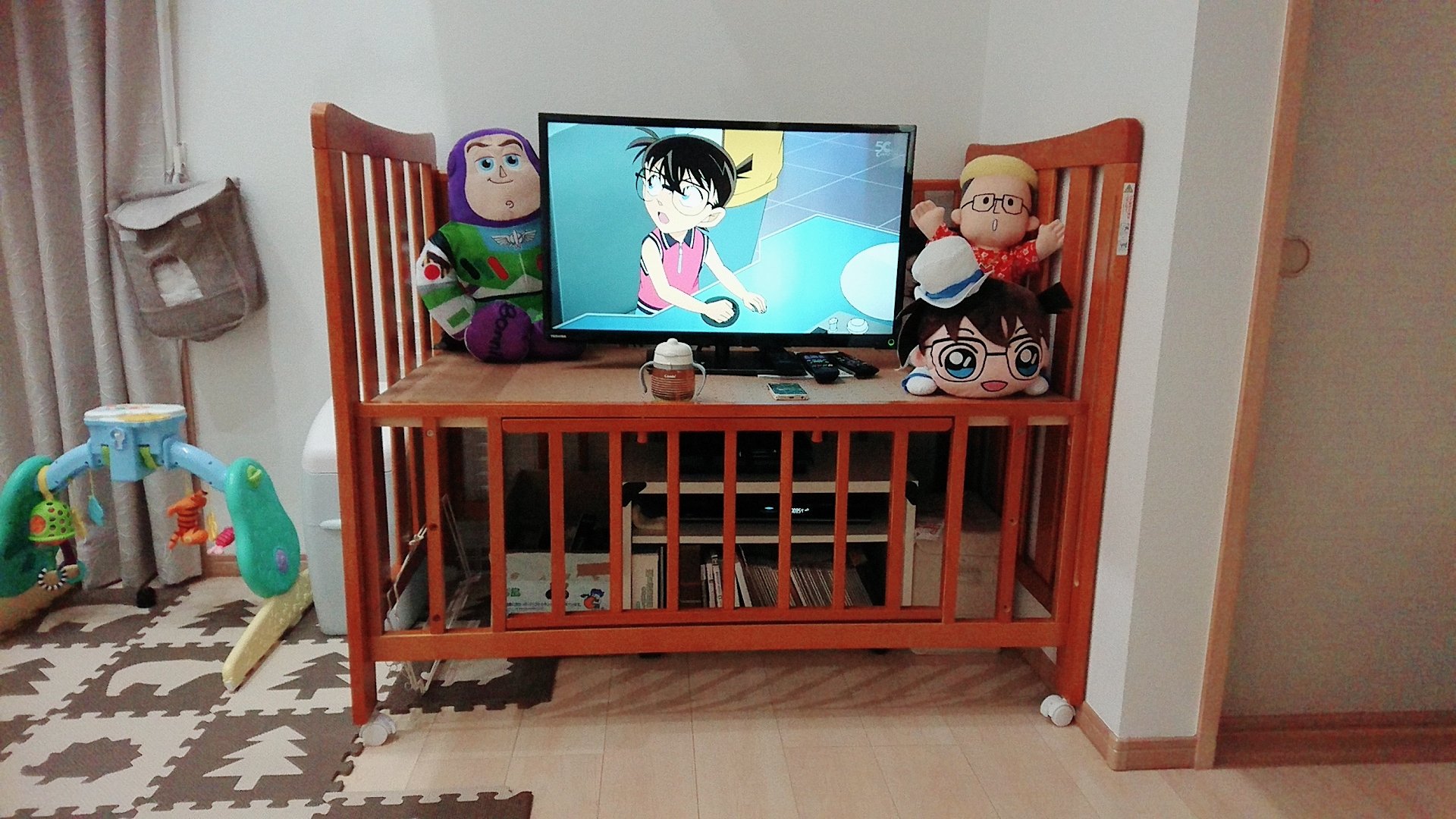 うっさん 4y 子どもにテレビ壊される前にどうにかせねばと思い 思い付きでベビーベッドを活用してみた 思ったよりいい感じかなと 自己満 テレビガード １歳１ヶ月 やんちゃ娘 笑 ベビーベッド リメイク T Co Xctb8ijesr Twitter