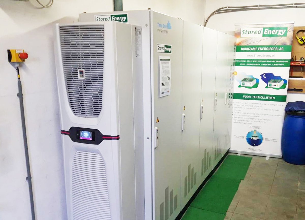 ONS huurder @StoredEnergy heeft weer een stap gezet om Nederland te verduurzamen met de installatie van een 120 kWh batterij bij LTC Triomf in Bergschenhoek. Een samenwerking met Time Shift Energy Storage, het <a href="/MinVWS/">Ministerie van VWS</a>, @Sportinnovator en LTC Triomf. 
#innovatie #SmartEnergy