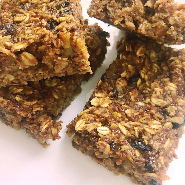 P U M P K I N🙌 bars. I’m not ready to throw away summer, but these are good transition bars. Haha! Made with oatmeal, pumpkin, &amp; no eggs. Recommend adding 2-4 scoops of collagen protein (<a href="/vitalproteins/">Vital Proteins</a> ) and use cacao nibs instead of chocolate chips … ift.tt/2PYs8qE