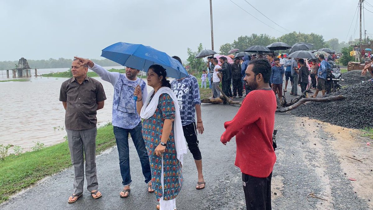 MousamBisen's tweet photo. भारी बारिश के कारण वैनगंगा नदी का जल स्तर बढ़ जाने से नदी के समीप बसे क्षेत्रों में जलभराव की स्थिति उत्पन्न हो गई है। आज उन स्थलों पर पहुँचकर स्थिति का जायज़ा लिया। स्थिति अनुकूल होने तक शासन-प्रशासन के दिशा निर्देशों का अनुपालन करने का आप सभी से आग्रह है। https://t.co/yn3Jxxz09y