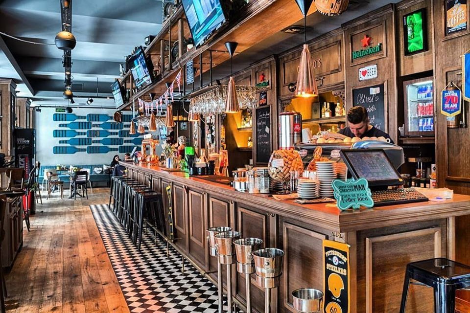 uVibeApp's tweet photo. Nothing fixes a Monday like some cold beer. 😎  ➡️ https://t.co/7zgrnK8sdy 
#bucharest #food #foodie #victorarguinzoniz #foodtravel #axpe #axtondo #basque #eeeeeats #michelin #romeosanuriatetxebarri #sanurigastrotour2019 #visitbilbao #basque #gastronomy #visitspain #espana https://t.co/O6FM8A730C