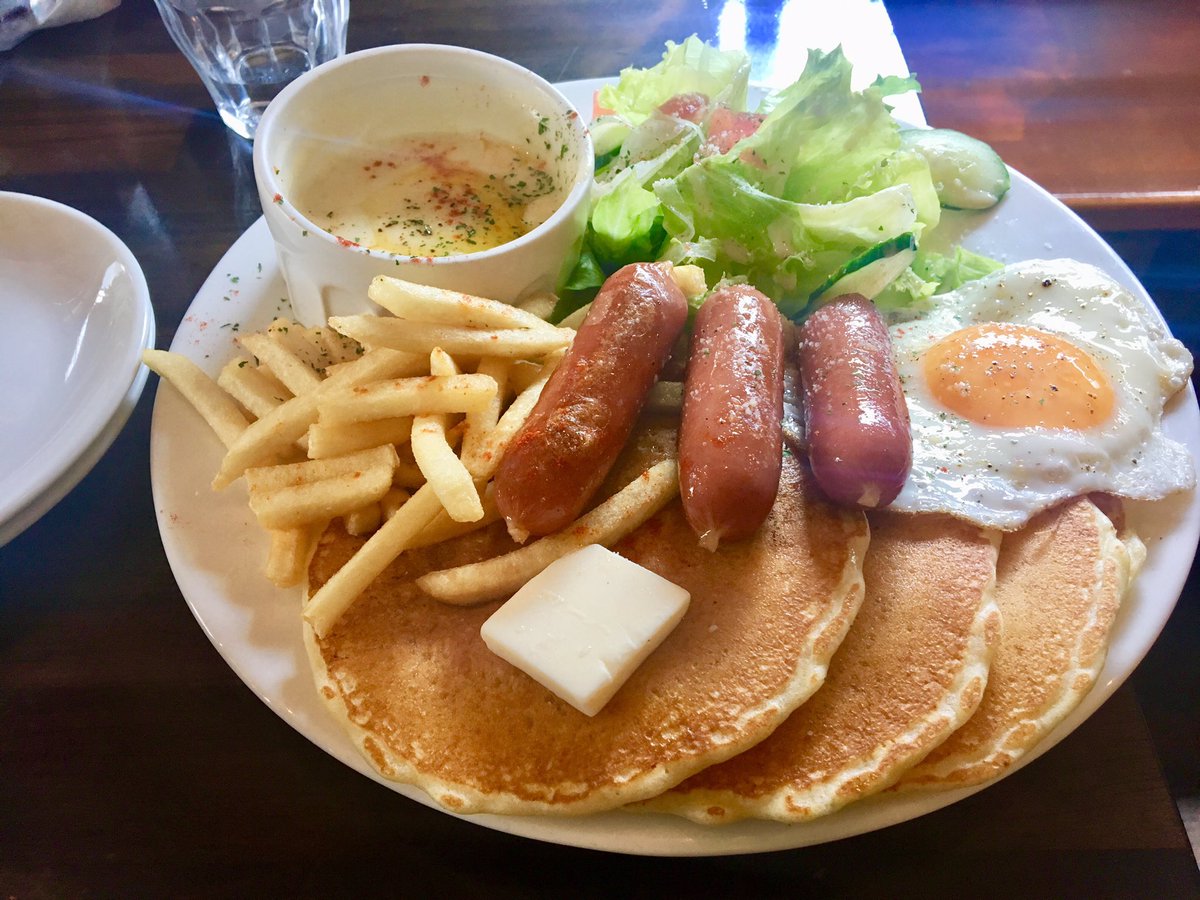 きなころね 料理食べ物 お食事パンケーキ 昔はパンケーキ 甘いやつって思ってましたがしょっぱい系も合うんです 今やパンケーキ定着しましたね チーズフォンデュ的なやつトッピングしたのですが正解