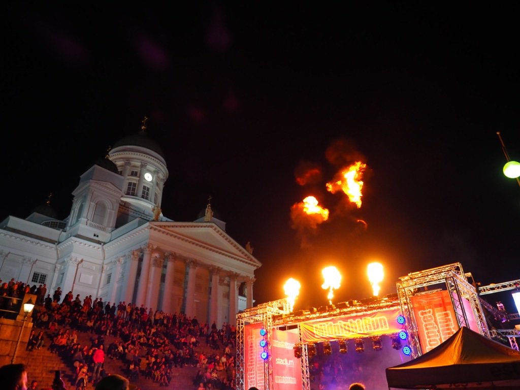 Olipas urheilullinen viikko; ensin käytiin Kart In Clubissa ajamassa kilpaa; vauhtia ja vaarallisia tilanteita. Myöhemmin viikolla MidNight Runissa juoksi 5km ja osa 10 km. Hieno juosta kun paljon yleisöä kannustamassa. Tämä kaikki hienoa vastapainoa työlle ja taas jaksaa.