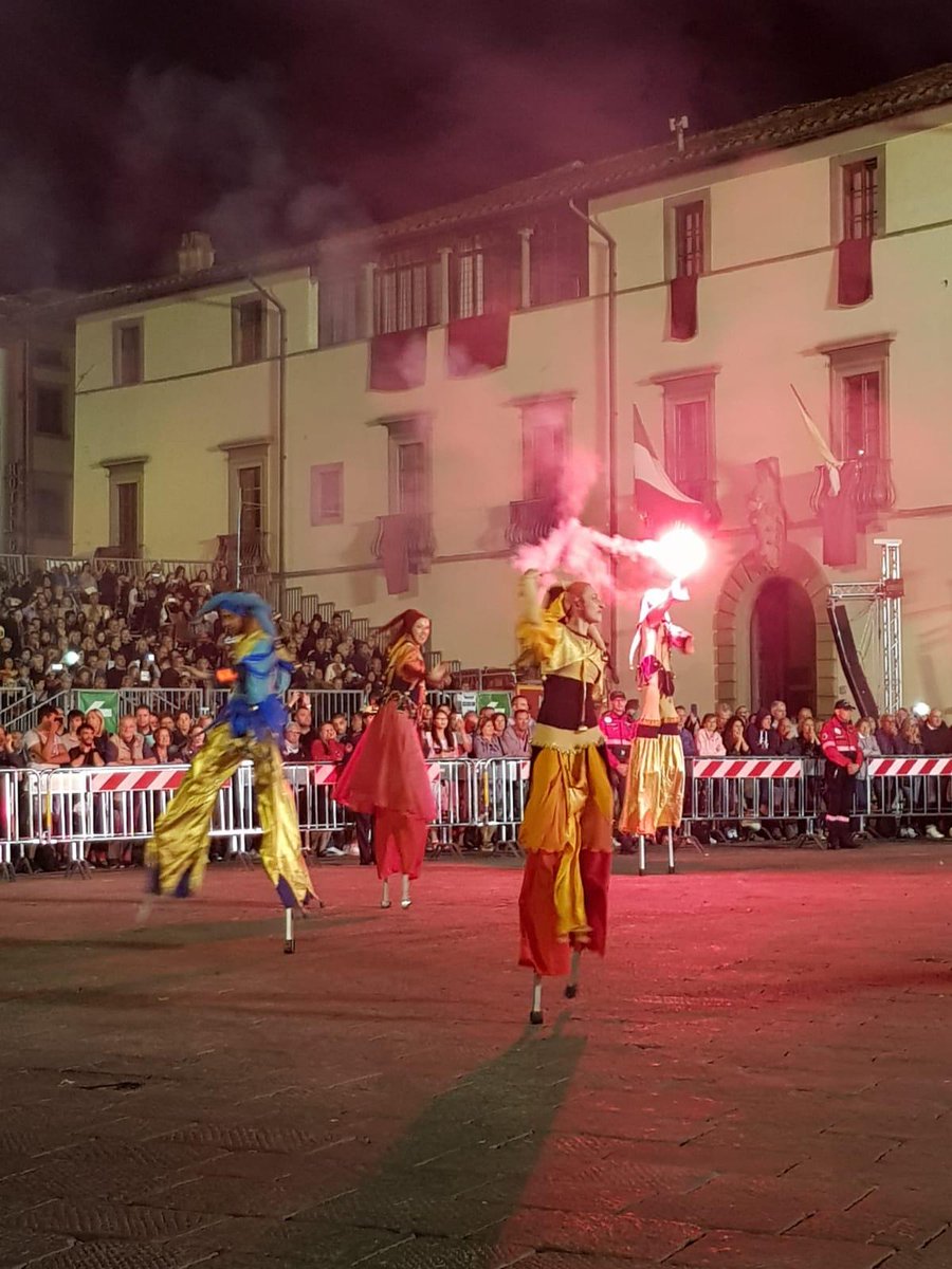 Grande successo del #Corteggiostorico, piazza Duomo gremita per la 52a edizione!
Calorosa accoglienza per la prima Ostensione del Sacro Cingolo di Maria da parte del nuovo Vescovo Monsignor Giovanni Nerbini.