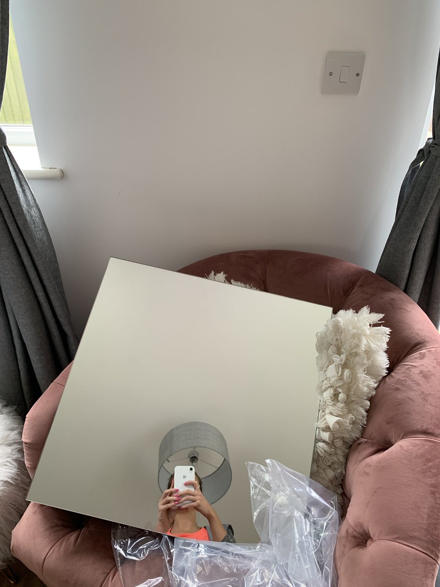 EjSteely's tweet photo. @hm_custserv hi I’ve received a mirror today and within 5 minutes the mirror fell out of the frame off the wall. 🤨 https://t.co/Q7KofBq9oD