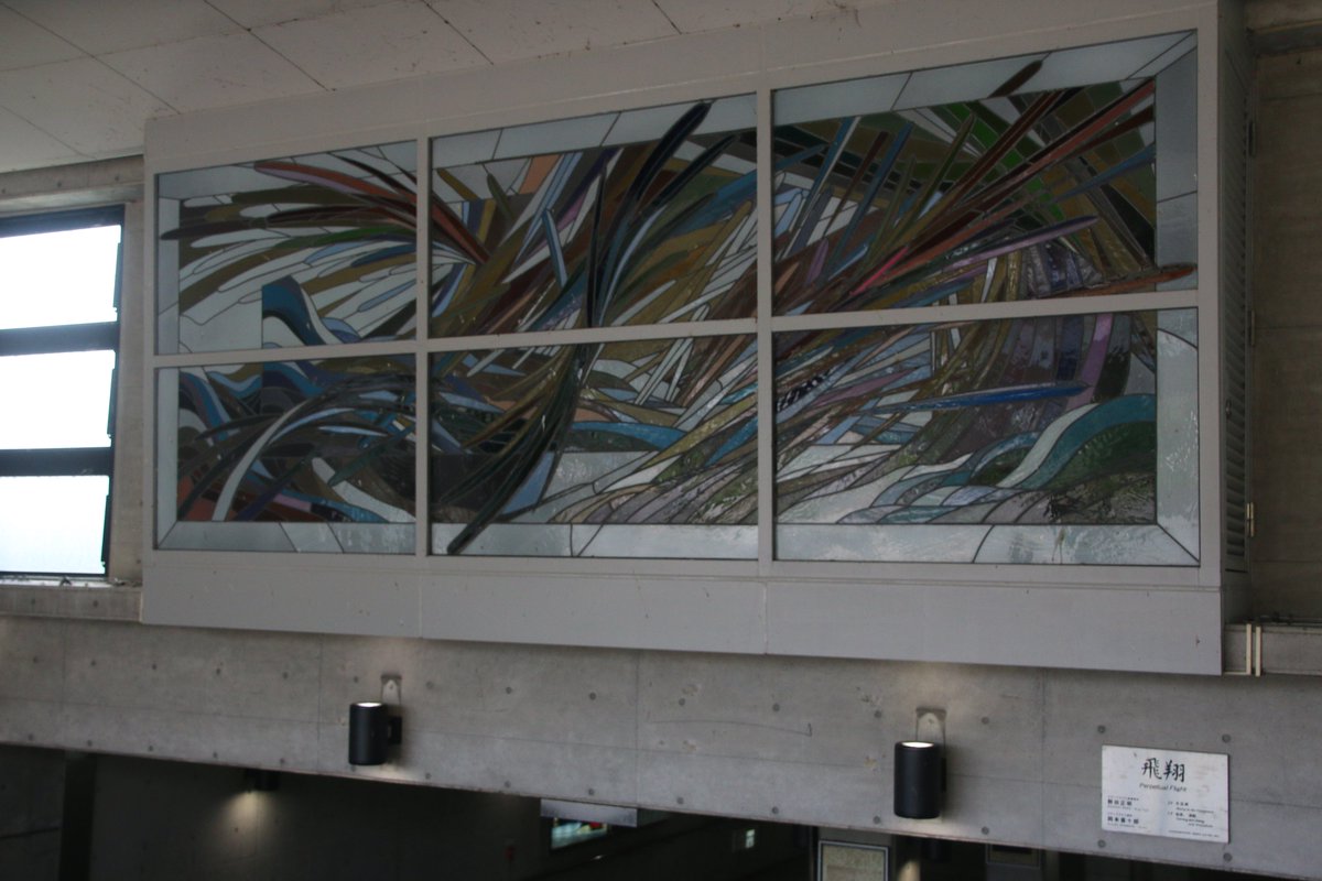 モボ１０５ 響けユーフォニアム作中でも再現されていましたが 京阪宇治駅にあるステンドグラスのオブジェも飛翔