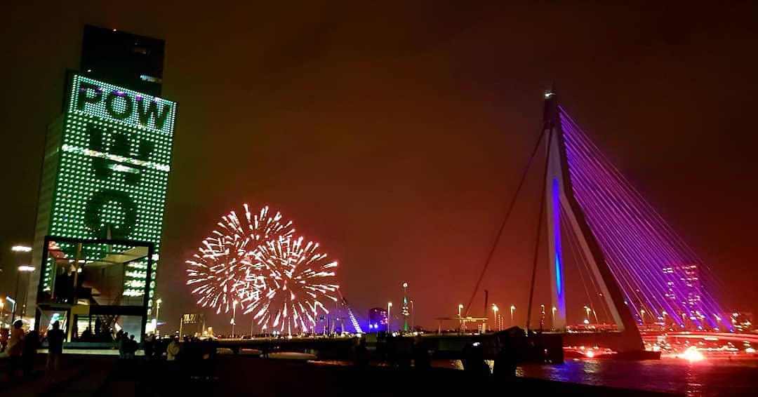 De kunstenaars staan op hun hoogwerkers, de plattegronden zijn gedrukt en het blokkenschema is los! Zien we je zondag op ons feestje?

#POWWOWROTTERDAM

hiphopinjesmoel.com/nieuws/vier-on…