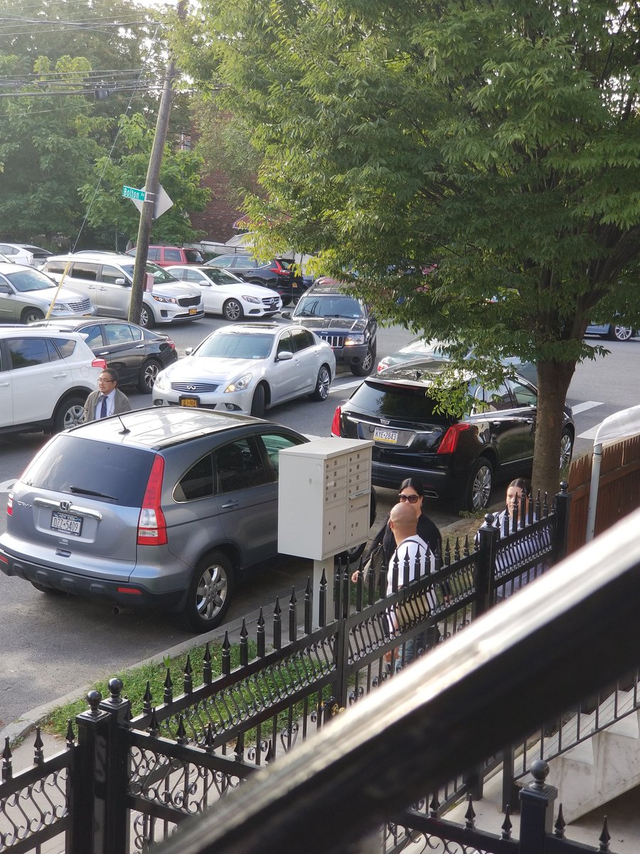 ateamgraphics's tweet photo. Where are you #nydot
#nypd?
First day of school 🏫 at GCA ON BOLTON & RANDAL. NO STREET SIGNS , NO DIRECTION, NO SPEED BUMPS, ONE WAY STREET BEING TURNED INTO A 3WAY ROTARY, BY PARENTS, DOUBLE PARK Cars, INtersection blocking, U-TURN CITY !@News12
@NYPD43Pct
@NYC_DOT https://t.co/zllenLYM0L