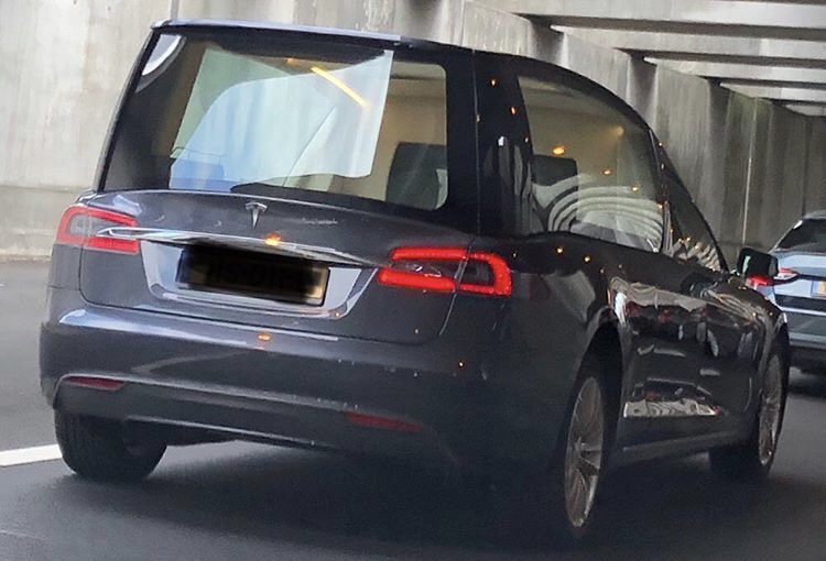 Edjeok's tweet photo. Nieuw model tesla. Voor een CO2 neutrale uitvaart. #tesla #uitvaart #co2 #begrafenis #rouwauto https://t.co/hPIKyyh33E