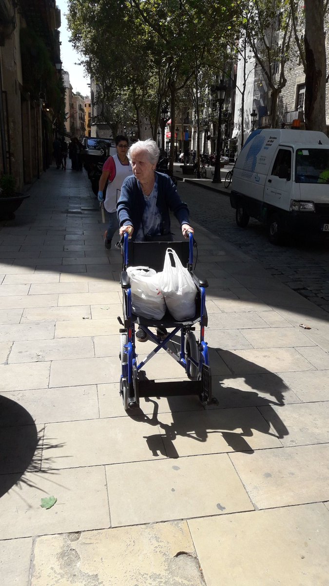 aidyl62's tweet photo. #PreDiada
Provant si tot ho tenim a punt per anar a la #Diada
#Diada2019
De moment hem passejat pel #Born i el #FosardelesMoreres https://t.co/AqvRfQyPjm