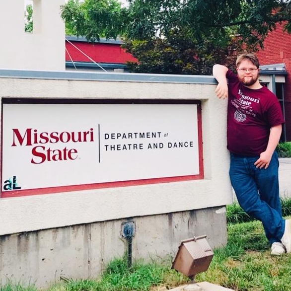 RubysRainboworg's tweet image. 2018 #RockinRecipient Adam graduated #CumLaude 🙌 w/ #AssociateOfArts deg. from @OTCedu 🎓👏 &amp;amp; transferred as a junior to @MissouriState, where he&apos;s pursuing a BFA in Theatre Design, Tech &amp;amp; State Management! WOW – SO impressed!! More &amp;gt;&amp;gt;&amp;gt; rubysrainbow.org/recipients/ada… #DownSyndromeRocks