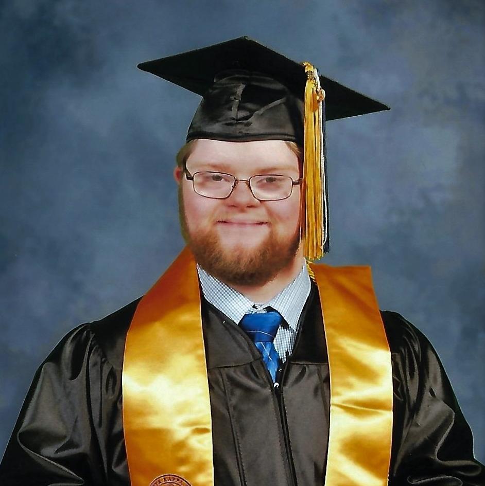 RubysRainboworg's tweet image. 2018 #RockinRecipient Adam graduated #CumLaude 🙌 w/ #AssociateOfArts deg. from @OTCedu 🎓👏 &amp;amp; transferred as a junior to @MissouriState, where he&apos;s pursuing a BFA in Theatre Design, Tech &amp;amp; State Management! WOW – SO impressed!! More &amp;gt;&amp;gt;&amp;gt; rubysrainbow.org/recipients/ada… #DownSyndromeRocks