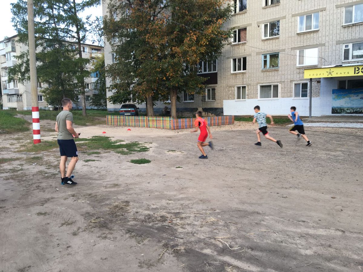 Вечерние занятия в спорт клубе "Володарец"  - это то место куда детвора с удовольствием бежит на занятия. По мимо общих тренировок по вольной борьбе, провели сегодня "Весёлые старты". Море позитива, хорошего настроения и главное здоровья получила сегодня подрастающее поколение.