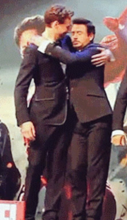 Delicatestorm2's tweet photo. RDJ and Hiddles squishing each other is my otp https://t.co/8ePJCLWcvM