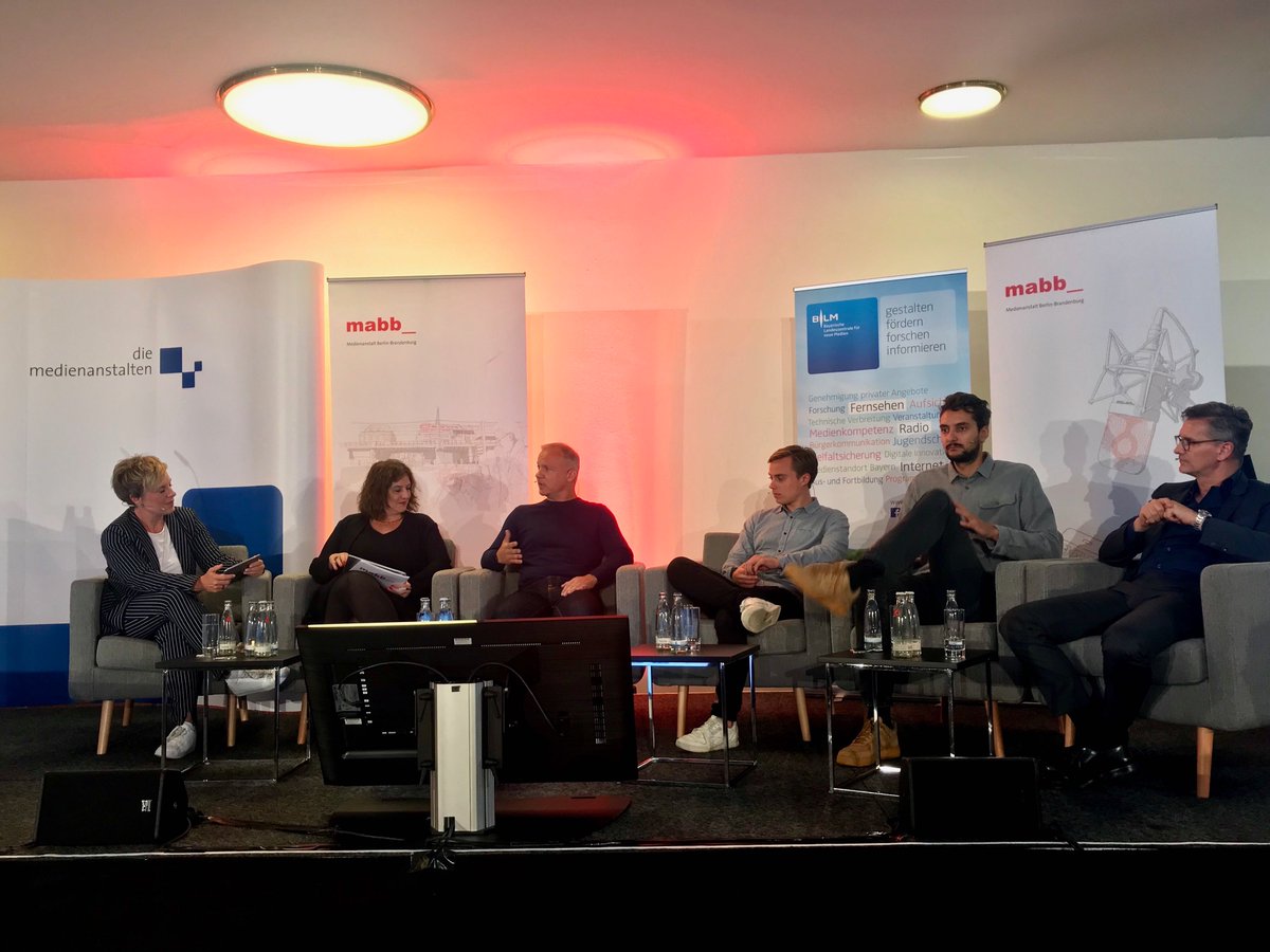 DeezerDE's tweet photo. Deezer SVP Ralph Pighin @rp72 diskutiert die Trends Podcast- und Smartspeaker-Nutzung auf dem #OAM19-Panel beim #Digitalradiotag der #IFA2019 https://t.co/hICdWffDUj