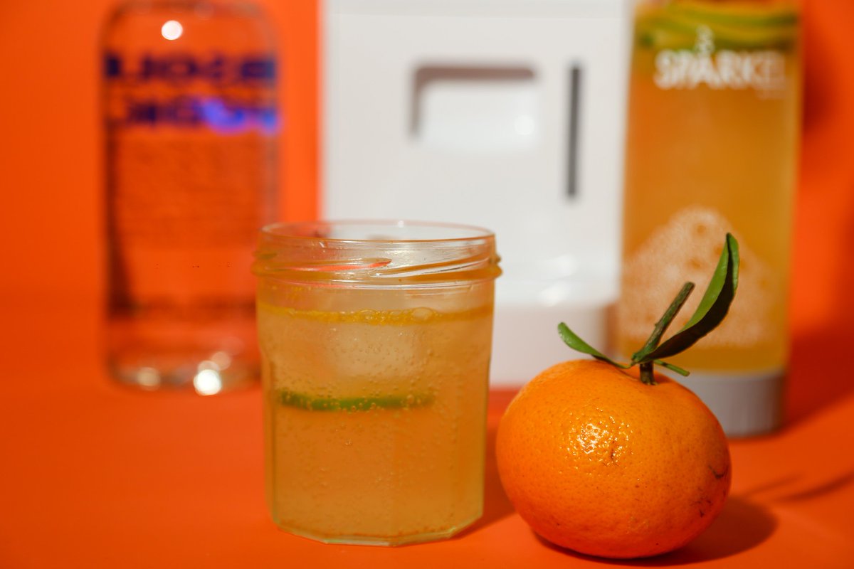 Sparkel_co's tweet photo. NEW COCKTAIL RECIPE ALERT! 
We added a shot of Vodka to this sweet citrusy recipe; you can always make it alcohol-free too! 
Recipe: 
- 1 shot of Vodka
- 1 mandarin juice 
- Half lime sliced 

#cocktails #mandarin #sparkel #sparklingwater #homemade #lime https://t.co/rqKMuOfCZf