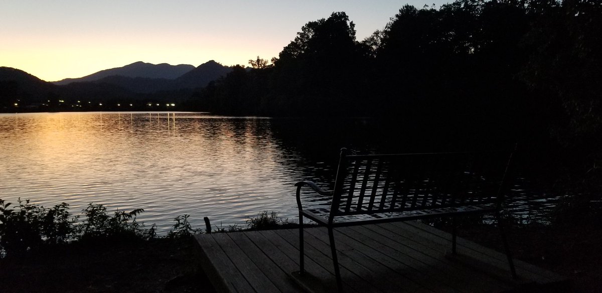 tanglewoodmlc's tweet photo. Sometimes you just have to take a seat to find inspiration to keep you going.  Lake Junaluska is just a couple minutes down the road from us. #haynow #lakejunaluska   #MotivationMonday #visitnc #travelusa #tanglewoodmlc #staywithus #vacay #wanderlust #lodging #cabins #instatravel https://t.co/ObikZpFqkh