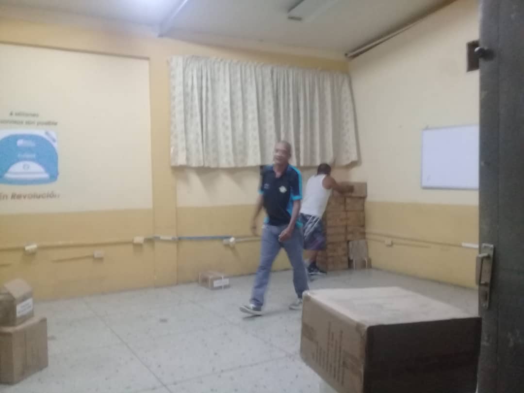 NotiEducate's tweet photo. La noche del #Dom08, el prof. @AlexisCedres2 junto a su equipo reciben dotación de #12780MorralesEscolares equipados de Educ. Inicial, Primaria y Media para beneficiar a los estudiantes de nuestra #PortuguesaPotencia #NadaNosDetiene @MPPEDUCACION @rafaelcalles @NicolasMaduro https://t.co/A01vkC6MR4