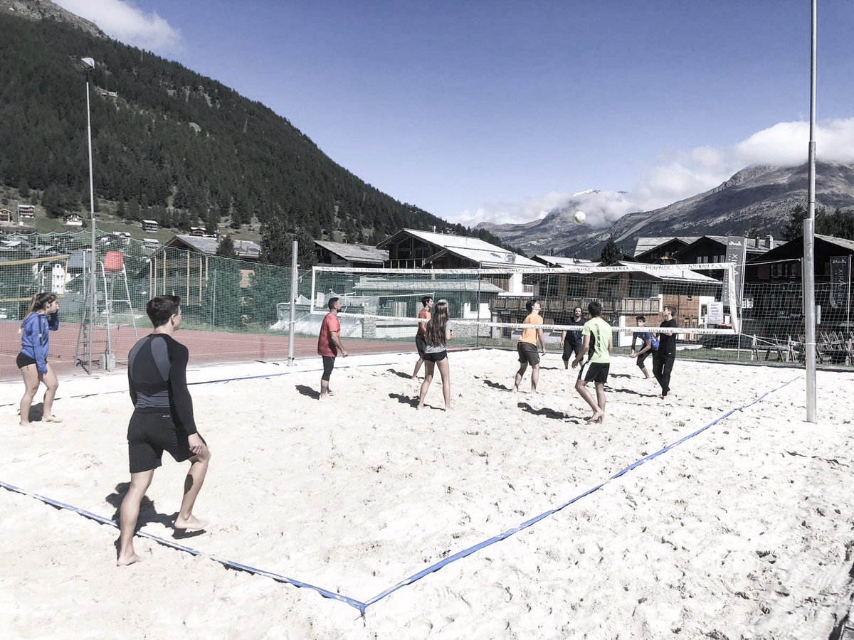 FadiAndalucia's tweet photo. En #SaaFee la estación continúa cerrada, el CETDI SN sigue con el entrenamiento físico, y hoy voley playa ¡Con unas vistas espectaculares! 🏔🔝#FadiAlpine
@RFEDInv #Spainsnow
#wintersports https://t.co/3M2HptQVh5