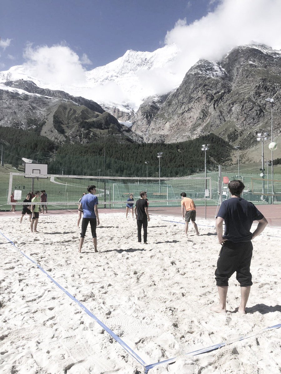 FadiAndalucia's tweet photo. En #SaaFee la estación continúa cerrada, el CETDI SN sigue con el entrenamiento físico, y hoy voley playa ¡Con unas vistas espectaculares! 🏔🔝#FadiAlpine
@RFEDInv #Spainsnow
#wintersports https://t.co/3M2HptQVh5