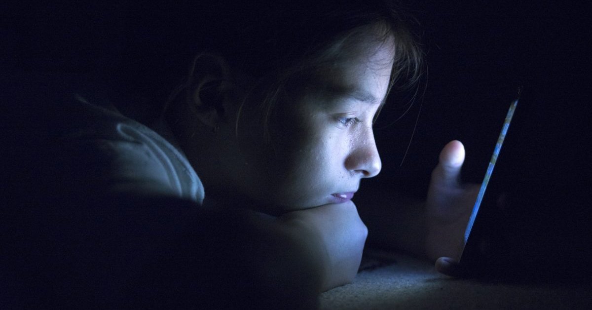 nubestnutrition's tweet photo. The blue light emitted from smart phones suppresses melatonin, a hormone that regulates our sleep–wake cycle, thereby making us harder to fall asleep.
#sleep #bluelight #smartphones #heightgrowth #nubestusa #nubesttall #doctorplus #growpower https://t.co/BEiDXduv5A