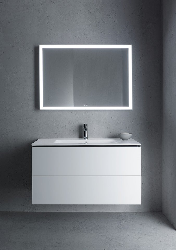 Philippe Starck ontwierp voor Duravit badkamerserie ME by Starck. Het minimalistische design overheerst niet, zodat er juist ruimte is voor uw persoonlijke stijl in uw badkamer. Nu verkrijgbaar bij Sanidrõme in de trendy kleur mat wit. Lees meer: bit.ly/2kCprvM