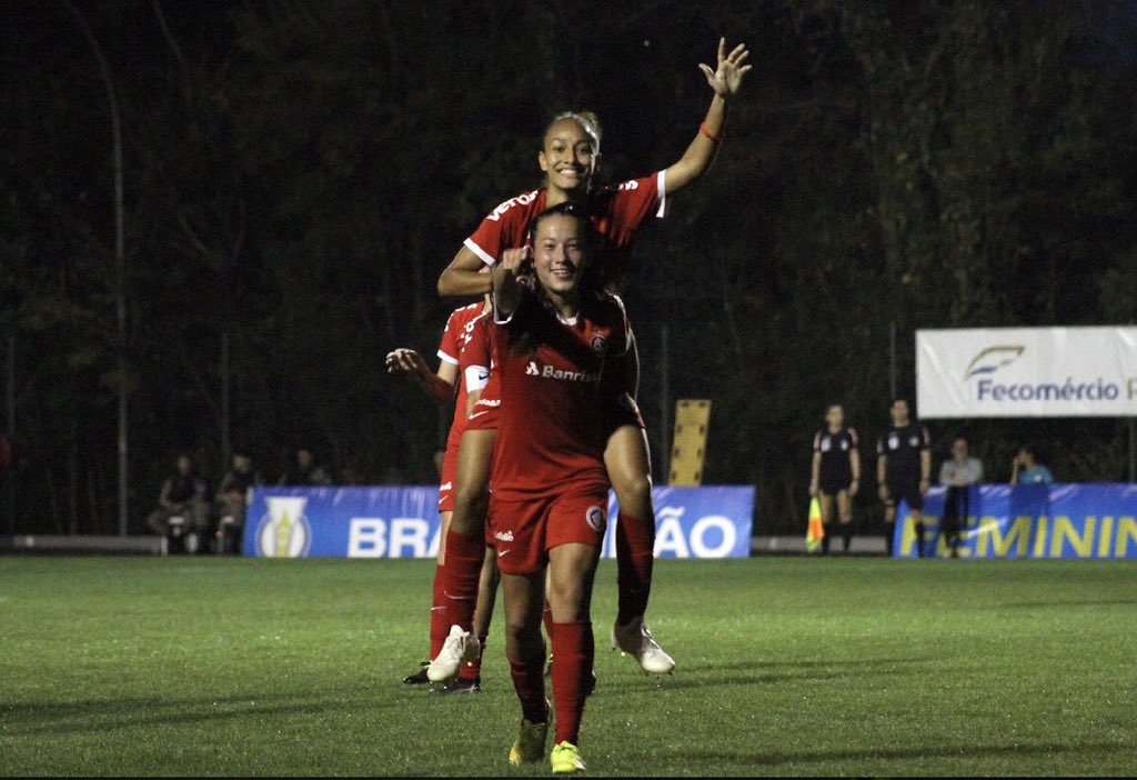 layssinha05's tweet image. Mais um grande dia vestindo o manto Colorado!🎩🎩🎩
#noitedegala 
#éointer