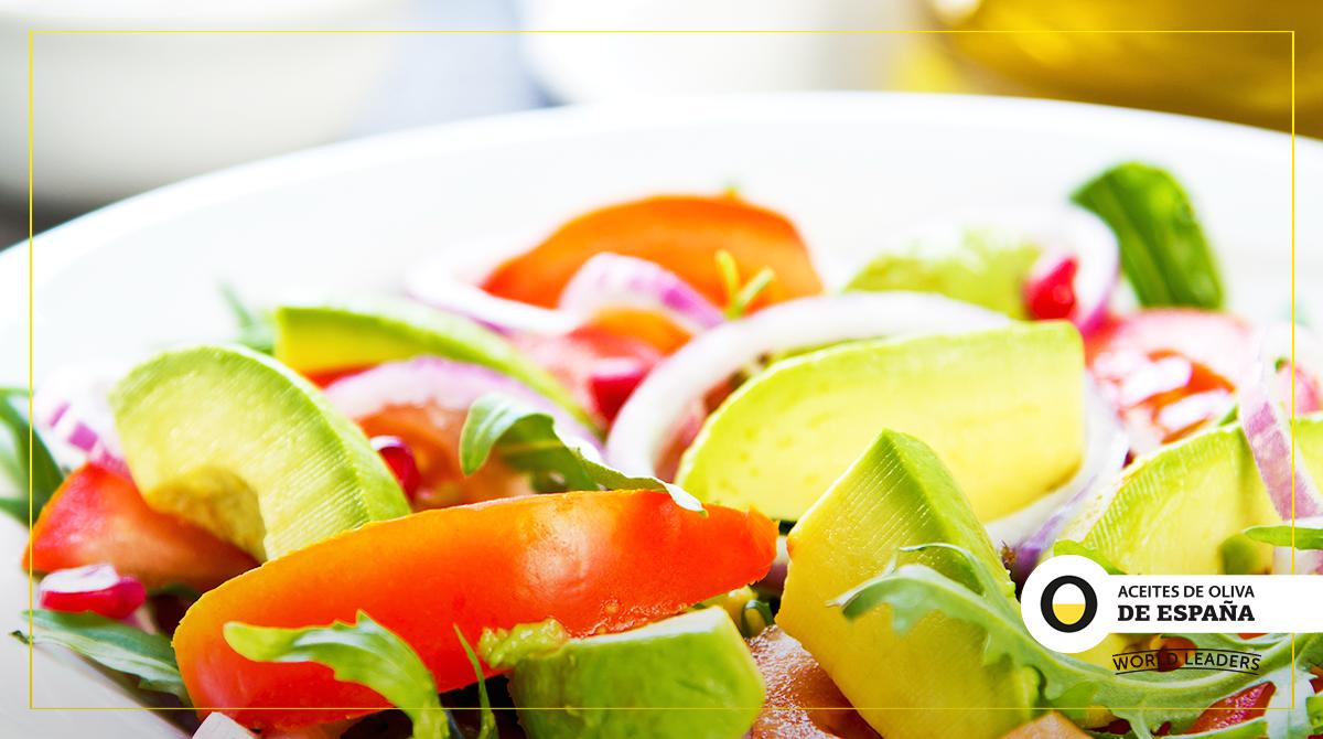 Las ensaladas no necesitan muchos ingredientes para estar deliciosas. Eso sí, ¡el aceite de oliva virgen extra no puede faltar!