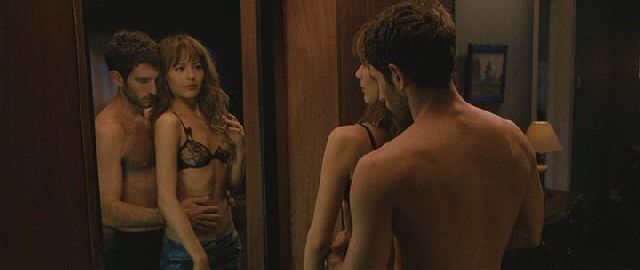 jecomprendstoi's tweet photo. the hidden face(2011)Belénต้องการลองใจแฟนหนุ่มของเธอจึงวางแผนอัดวิดีโออำลาและวิ่งเข้าไปซ่อนในห้องลับซึ่งอยู่ในห้องนอนแต่พลาดทำกุญแจหล่นไว้ข้างนอก ห้องลับนั้นถูกออกแบบให้มองเห็นด้านนอกได้ ในระหว่างที่เธอถูกขังเธอก็พบว่าแฟนของเธอมีความสัมพันธ์กับหญิงอื่น(7/10) #รีวิวหนัง #แนะนำหนัง https://t.co/VYMUkDSKoI
