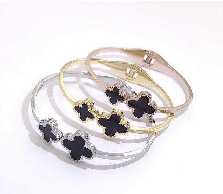 Happy New week fam!!!Our store is open to take your orders for this week.Let's start with this, shall we None-tarnish female bracelet 2yrs guaranteed Prices: 3000 for each designPls send a dm to order #iPhone11  #BOLANLE  #USOpen