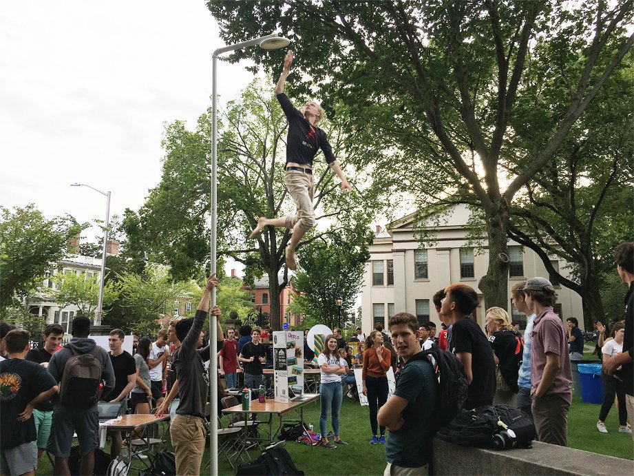 BMoUltimate's tweet photo. Dylan Villeneuve '21 showing off his 89.5-inch vert at the @BrownUniversity Activities Fair the other day. Want to learn how to jump like this? Join the Brown Ultimate community at the next BMo open tryout or Fall League starting soon! https://t.co/uldQYsY7Cr