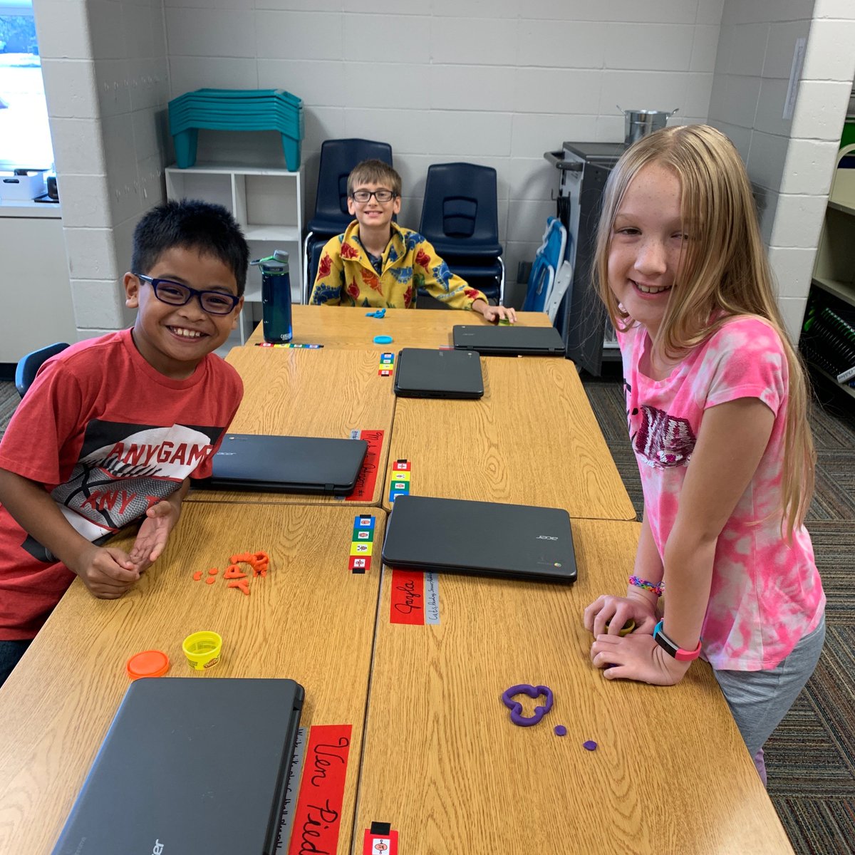 JeffersonReader's tweet photo. After practicing IDR, students in @MrsMeyerMCCSD's room used play-doh to model what real reading means to them.  Reading + Thinking = Real Reading!  Way to go 4th Graders! https://t.co/tDqI6fcMhD