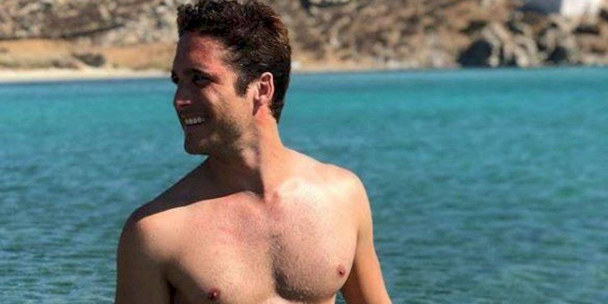 PublimetroChile's tweet photo. Diego Boneta se comió un cangrejo vivo para sorprender a Mayte Rodríguez y demostrar que es un "chileno de verdad" https://t.co/64OhW0bWei https://t.co/U53hJBNzyo