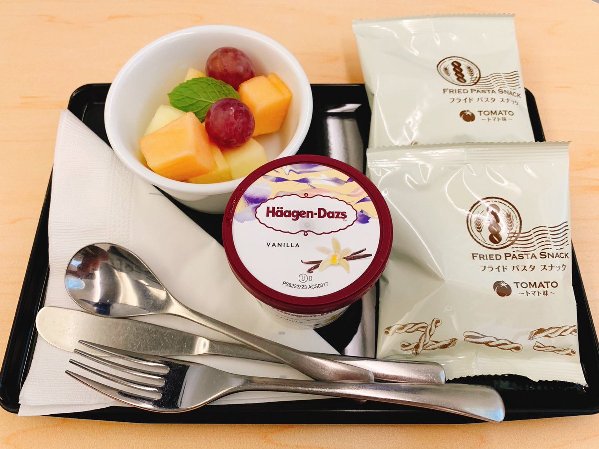kuroboshi_ana1's tweet photo. NH886便・ビジネスクラスの機内食④
ハーゲンダッツアイスクリーム🍨
フルーツ🍍🍇🍒
フライドパスタスナック トマト味🍅
チョコレートラズベリーケーキ🍰
コーヒー☕️
#みんな大好きana
#nh886
#機内食
#inflightmeal
#inflightfood
#ビジネスクラス機内食
#anaビジネスクラス機内食 https://t.co/FoM2skObdV