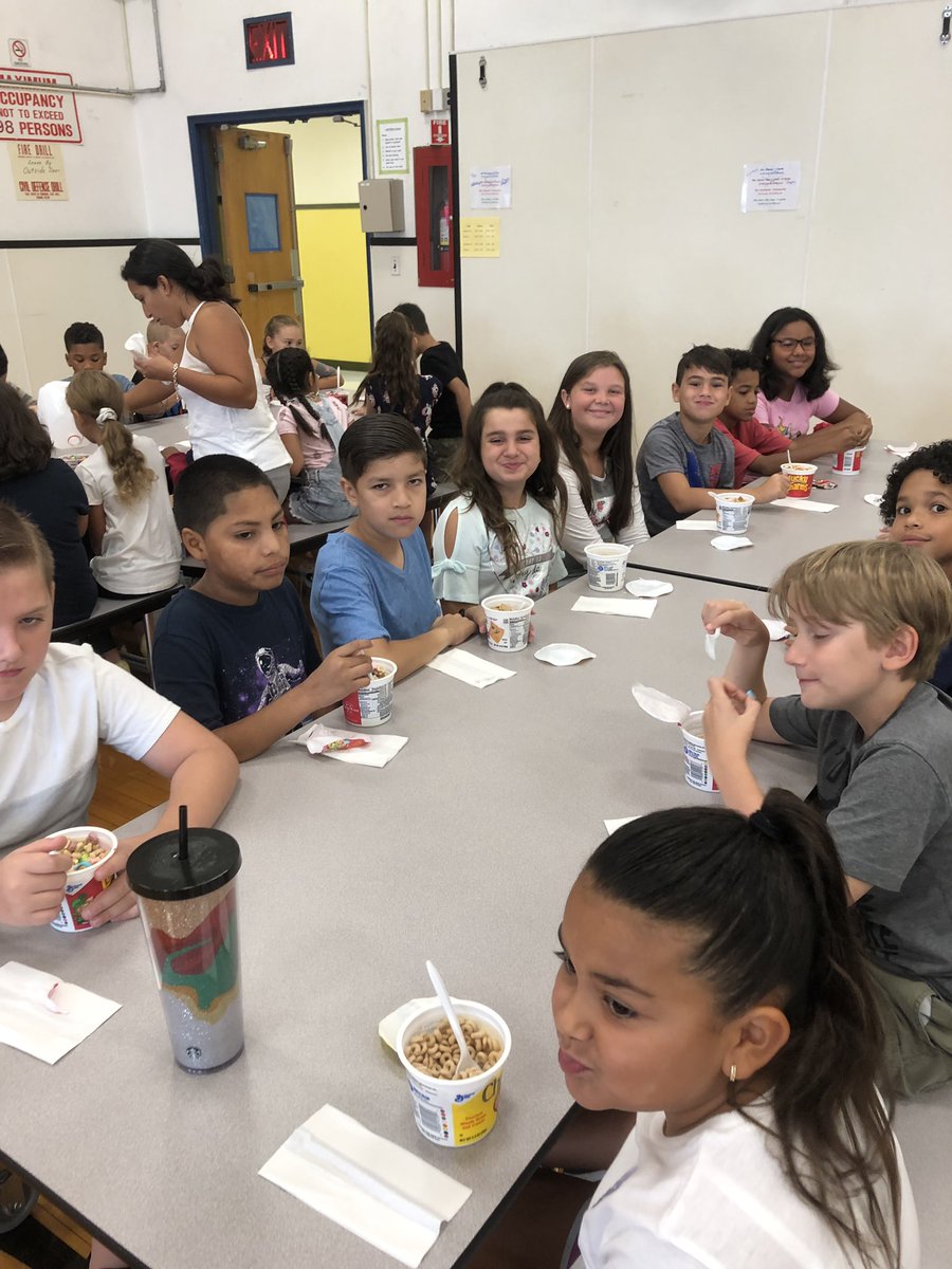 SantapogueWB's tweet photo. Welcome Back Breakfast! Santapogue is so lucky to have the best PTA!!!!!
#breakfastforeveryone https://t.co/yYQTlVWUAP