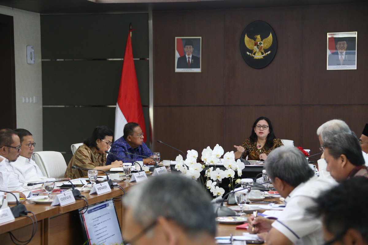 Menko PMK Puan Maharani memimpin Rakor Tingkat Menteri Dewan Penyantun LPDP di Kemenko PMK td siang.
Bbrp poin yg dibahas adl konsep business plan LPDP serta arah kebijakan Dewan Penyantun.